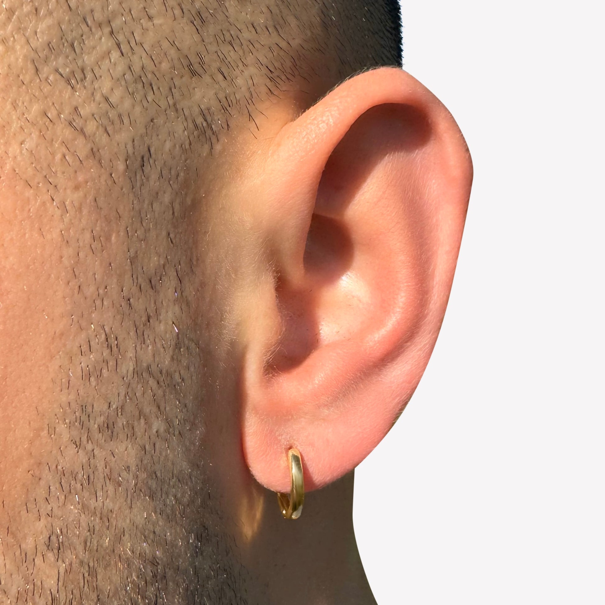 18K gold-plated huggie hoop earrings – minimalist and versatile small hoop design.